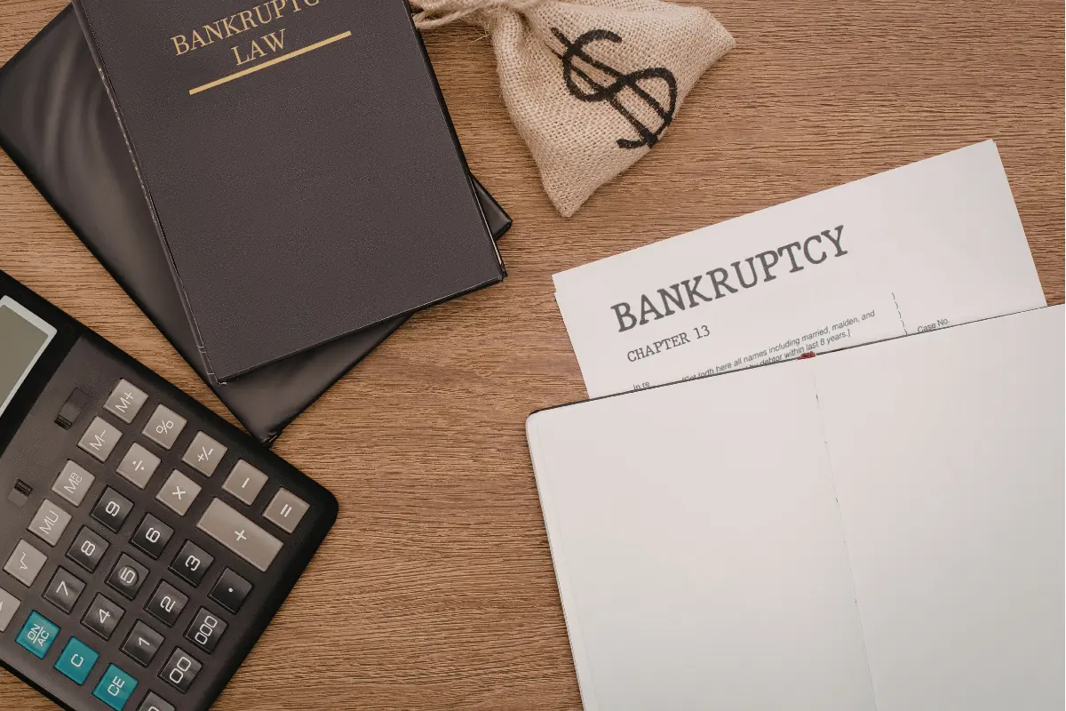 Dokumenty upadłościowe, kalkulator i kodeks na biurku – wniosek o upadłość konsumencka 2026 krok po kroku.